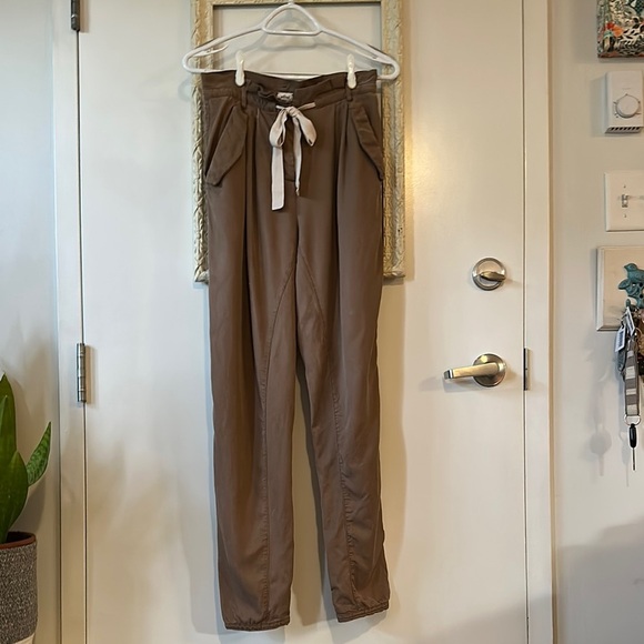 WILFRED | Aritzia Allant Lyocell Silky Trousers Paper Bag Waist & Draw String - Picture 2 of 13